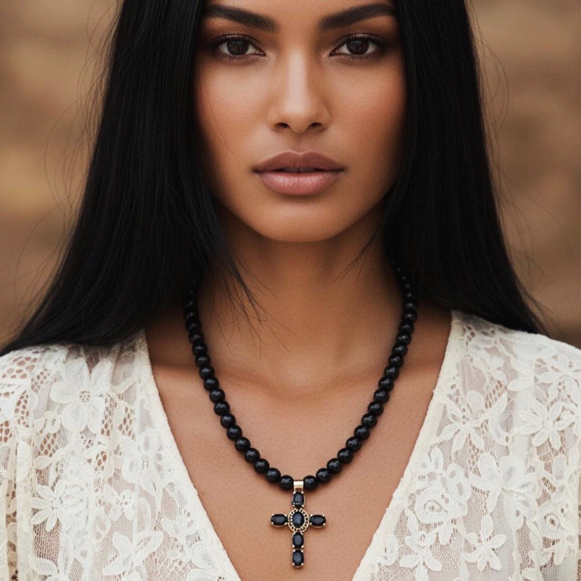 Zwarte spinel ketting met verguld kruis met zwarte onyx