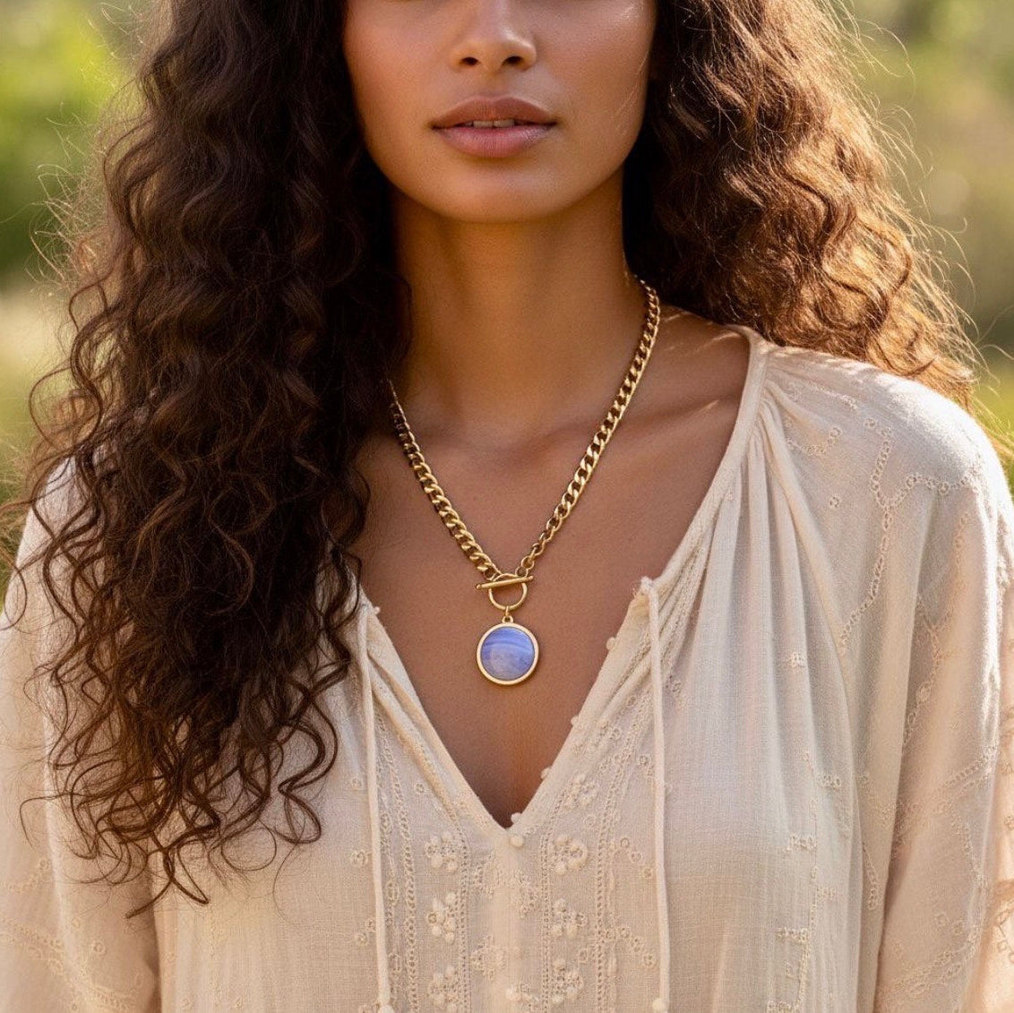 Collectie met goud vergulde roestvrijstalen schakelkettingen met edelsteen