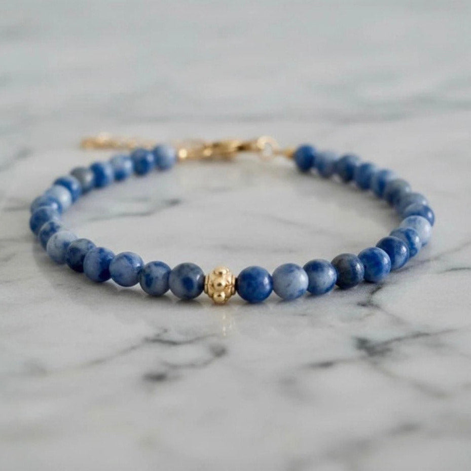 Kralenarmband van sodaliet