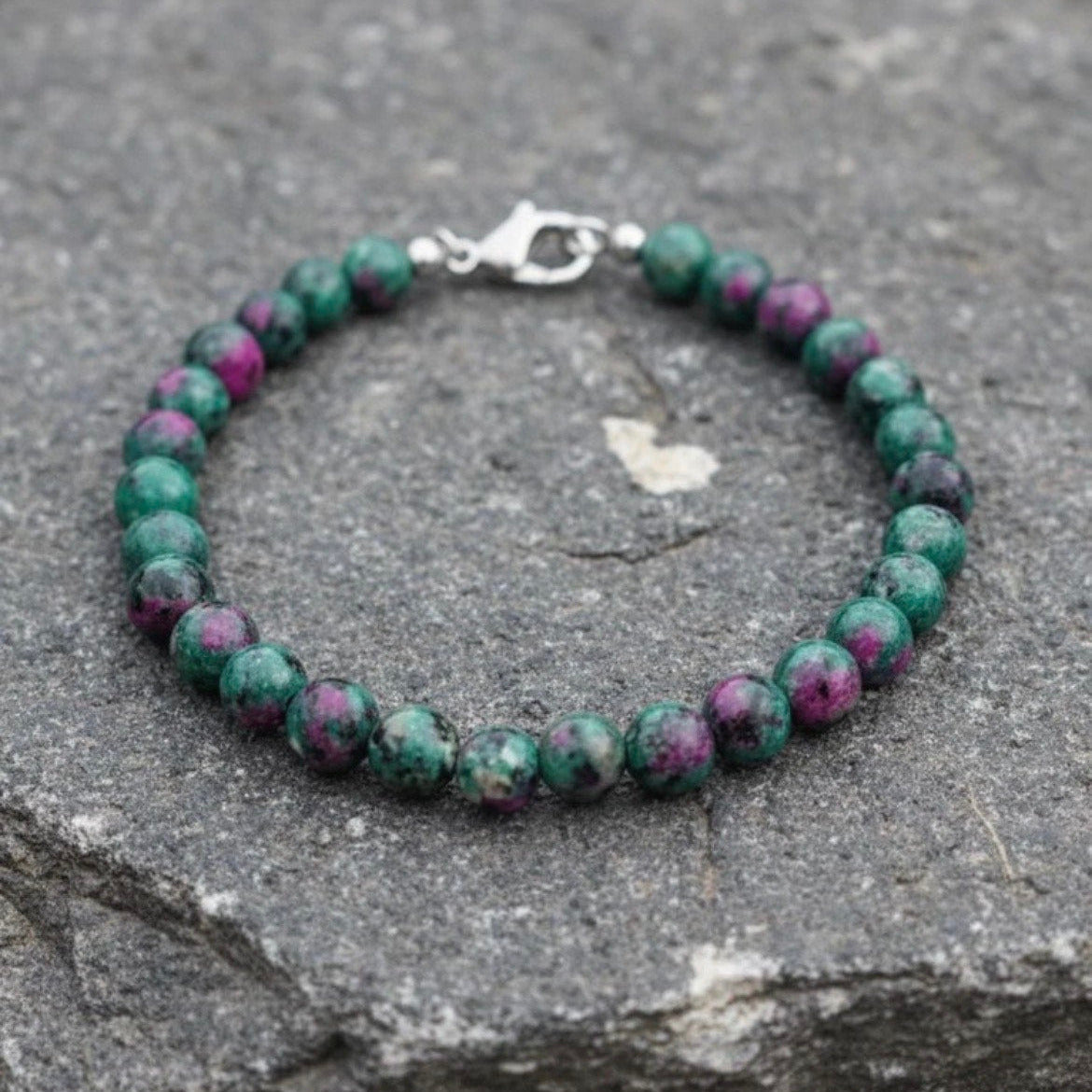 Kralenarmband van robijn in zoisiet