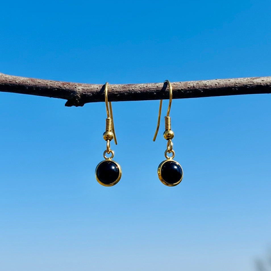 Collectie minimalistische oorbellen met ronde 6mm edelstenen in goud hypoallergeen roestvrij staal