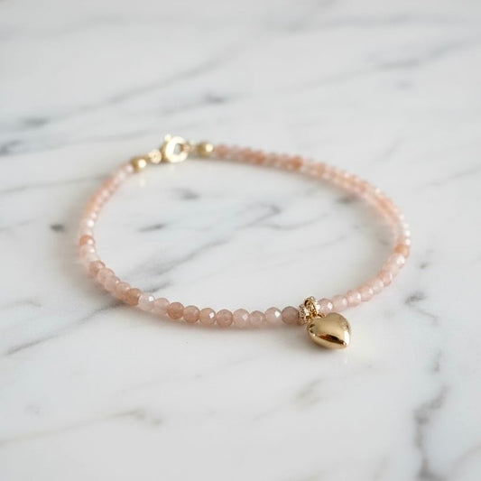 Armband van zonnesteen met verguld hartje