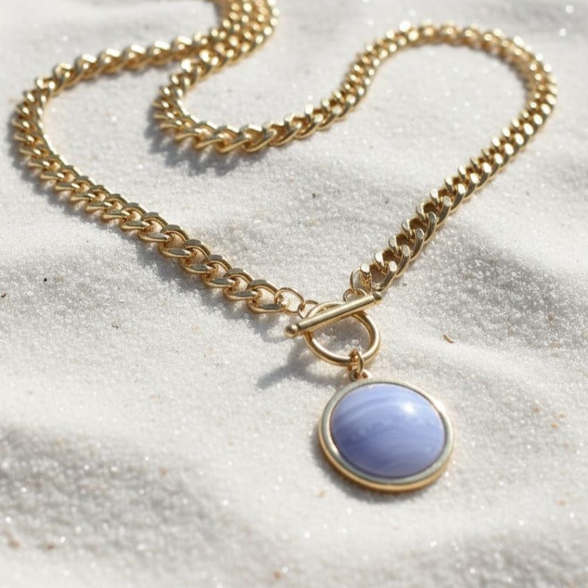 Collectie met goud vergulde roestvrijstalen schakelkettingen met edelsteen