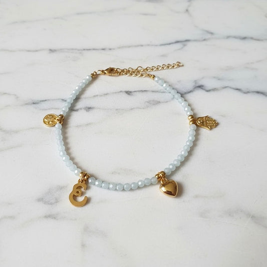Armband van aquamarijn met vergulde bedels
