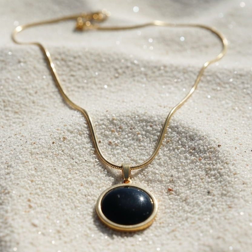 Collectie met goud vergulde roestvrijstalen snake kettingen met edelsteen