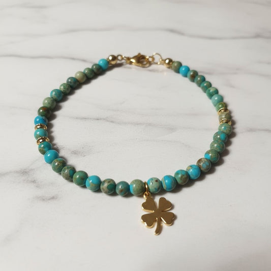 Armband van zee-sediment jaspis met gouden klavertje vier