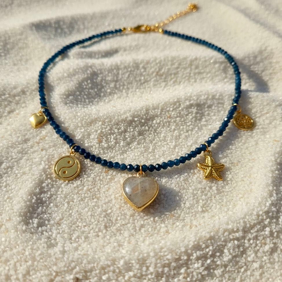 Blauwe saffier ketting met gouden roestvrijstalen bedels en hartvormige hanger met labradoriet