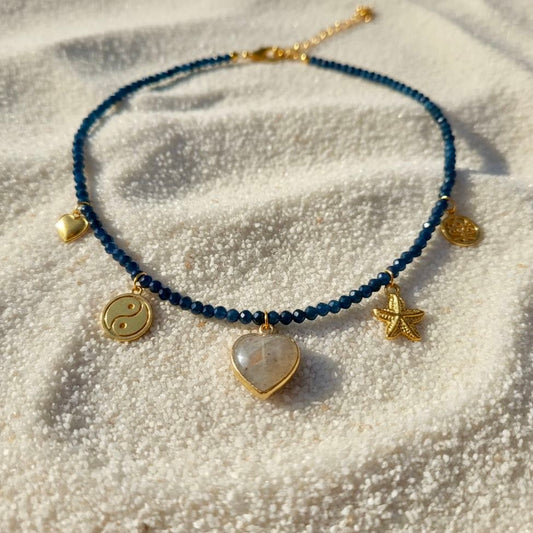 Blauwe saffier ketting met gouden roestvrijstalen bedels en hartvormige hanger met labradoriet