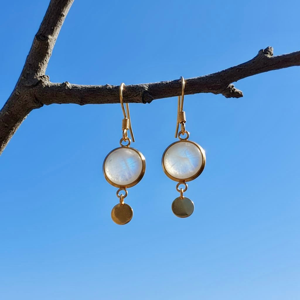 Collectie oorbellen met 10mm ronde edelstenen en vergulde muntjes