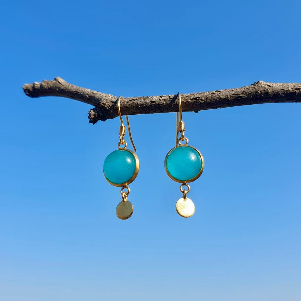 Collectie oorbellen met 10mm ronde edelstenen en vergulde muntjes