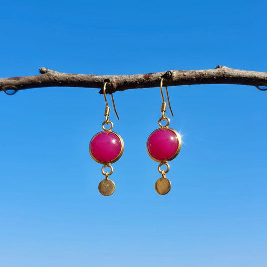 Collectie oorbellen met 10mm ronde edelstenen en vergulde muntjes