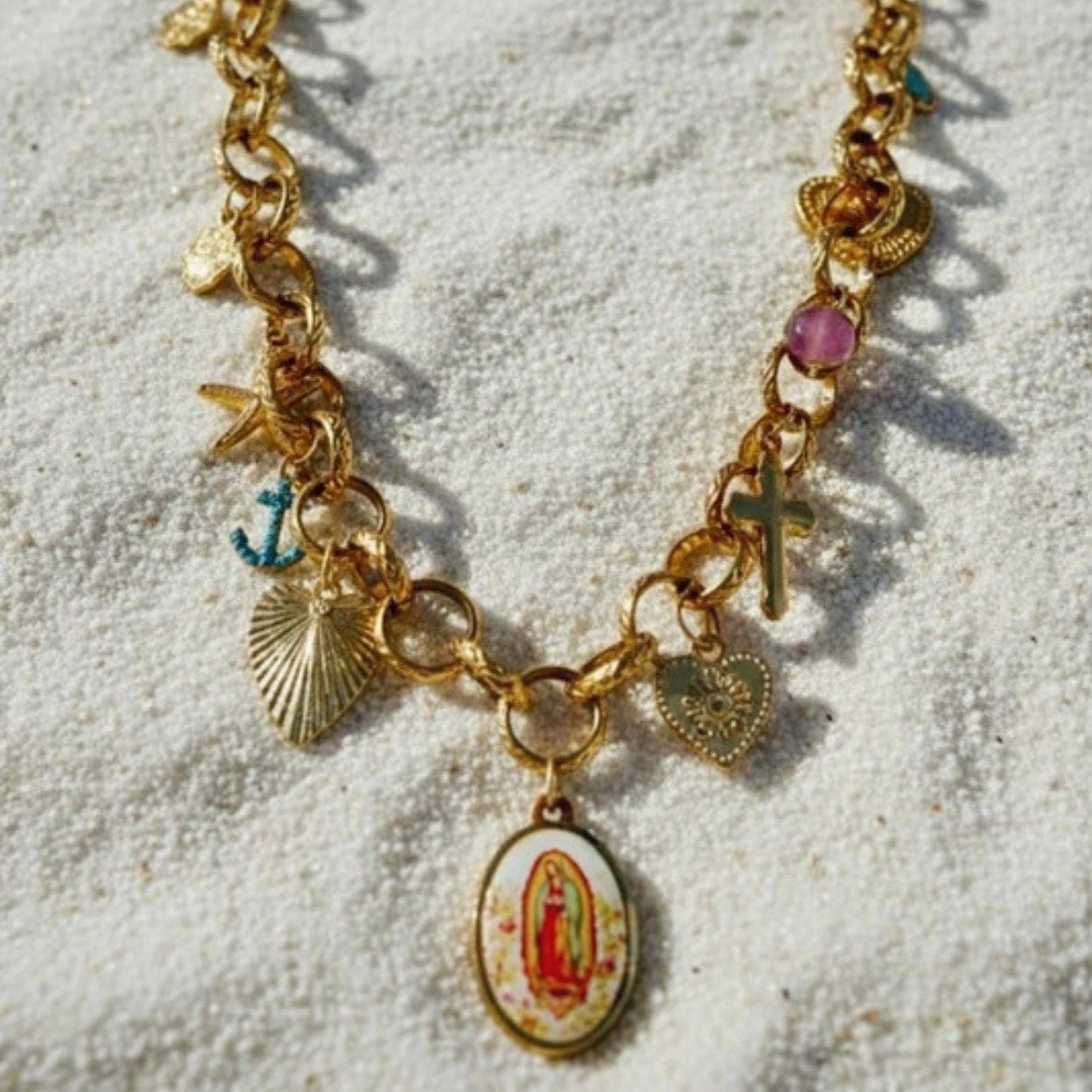 Gouden roestvrijstalen schakelketting met vergulde bedels