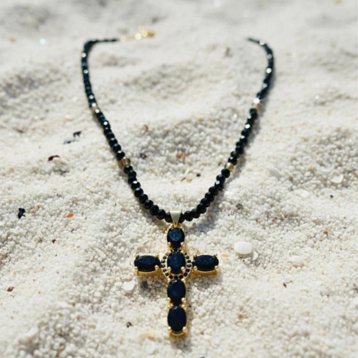 Ketting van zwarte onyx met verguld kruis