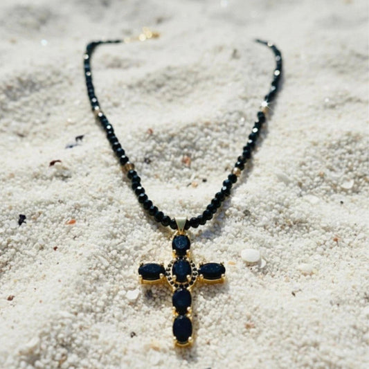Ketting van zwarte onyx met verguld kruis