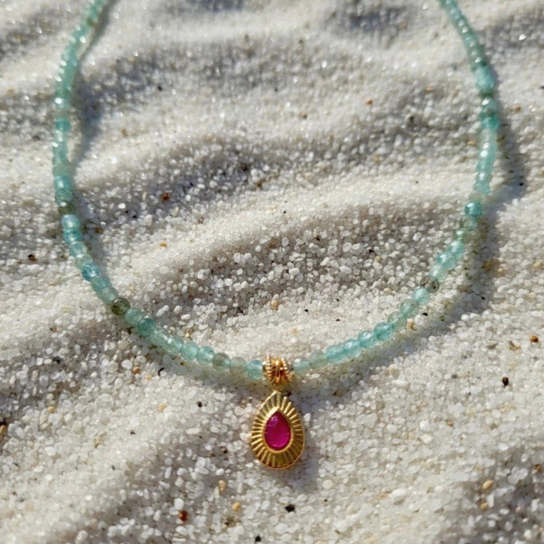 Kyaniet ketting met vergulde hanger met rhodoniet