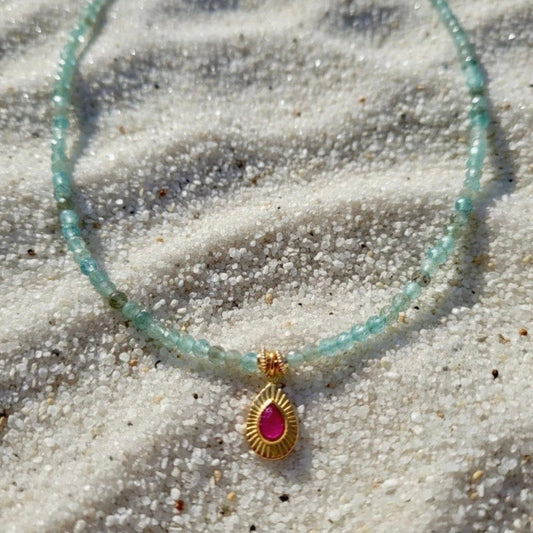 Kyaniet ketting met vergulde hanger met rhodoniet