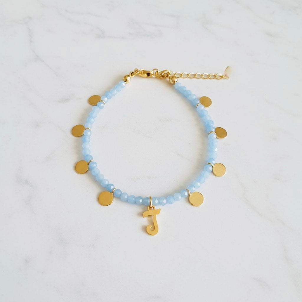 Aquamarijn armband met gouden muntjes en letter
