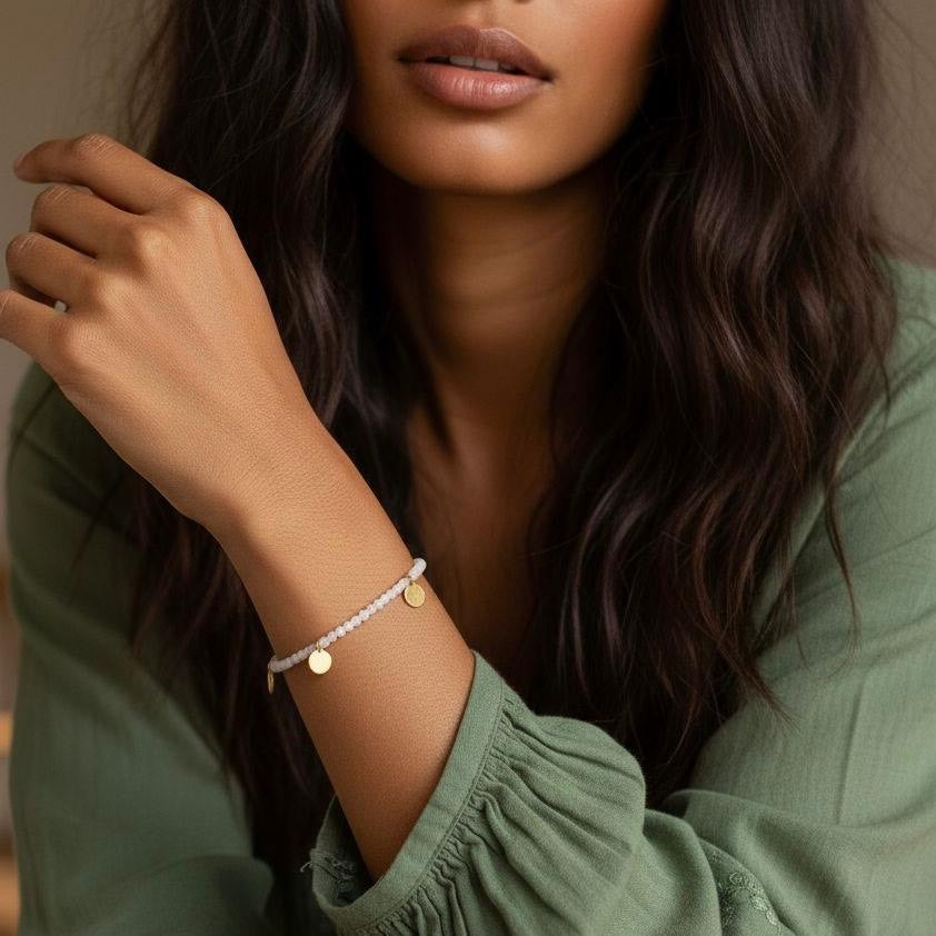 Maansteen armband met vergulde muntjes