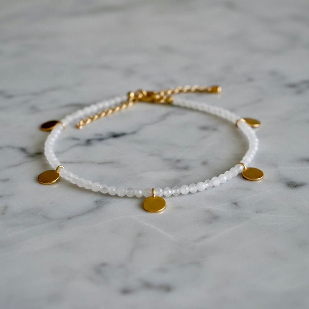Maansteen armband met vergulde muntjes