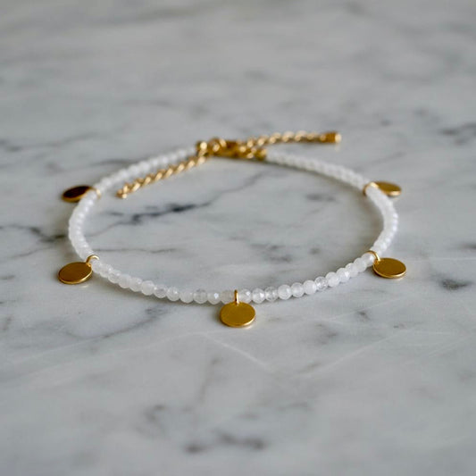 Maansteen armband met vergulde muntjes