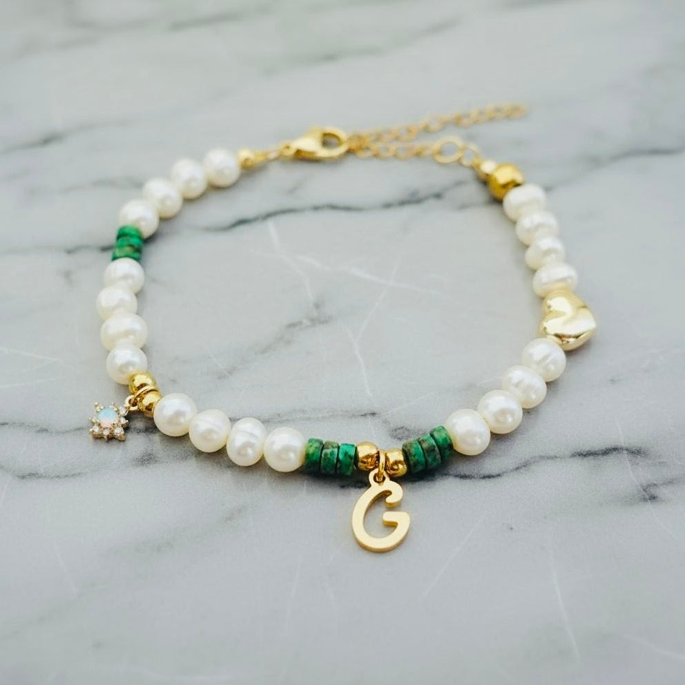 Zoetwaterparelarmband met Afrikaans turkoois, initiaal en opaal