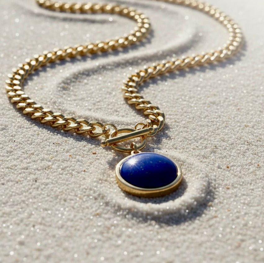 Collectie met goud vergulde roestvrijstalen schakelkettingen met edelsteen